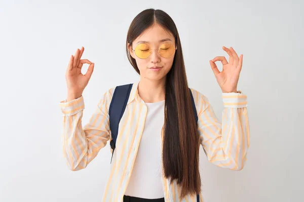 Jonge Chinese Student Vrouw Met Een Bril Rugzak Geïsoleerde Witte — Stockfoto