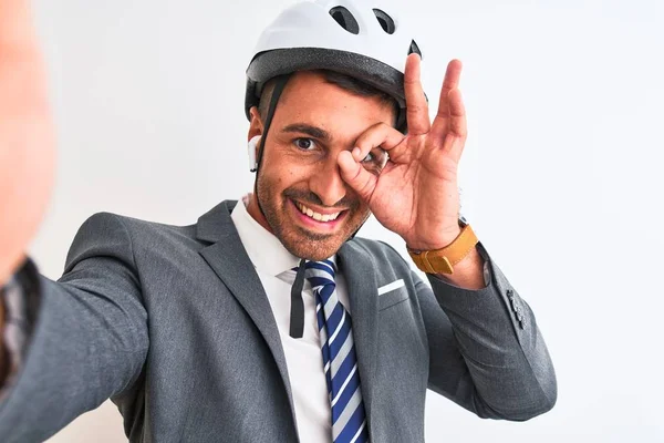 Jovem Homem Negócios Bonito Usando Capacete Bicicleta Tomando Uma Selfie — Fotografia de Stock