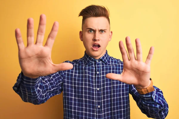 Junger Gutaussehender Mann Lässigem Hemd Der Vor Isoliertem Gelbem Hintergrund — Stockfoto