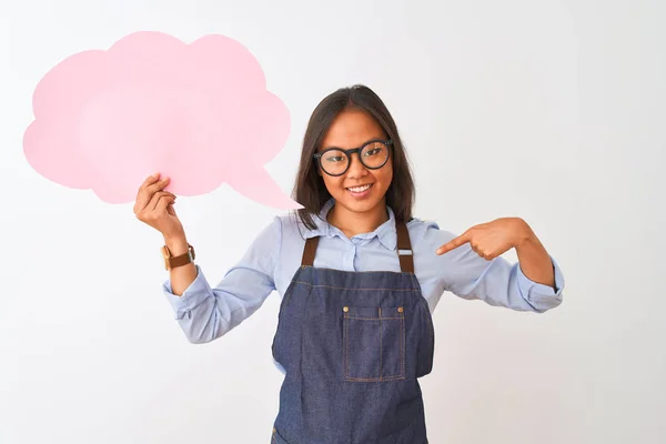 Chinese Vrouw Dragen Bril Schort Houden Spraak Zeepbel Geïsoleerde Witte — Stockfoto