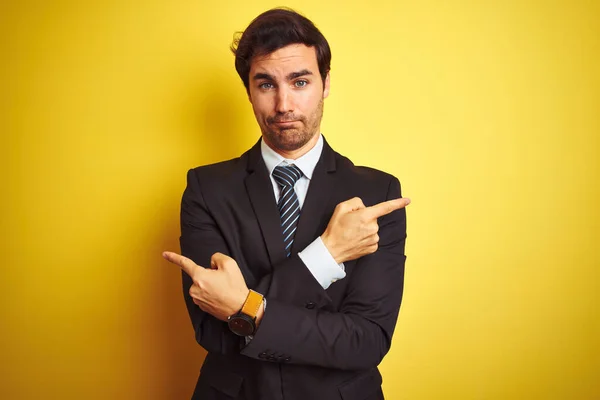 Junger Gutaussehender Geschäftsmann Anzug Und Krawatte Steht Über Isoliertem Gelben — Stockfoto