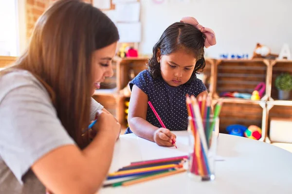 Bella Insegnante Bambino Ragazza Disegno Disegnare Utilizzando Matite Colorate Alla — Foto Stock