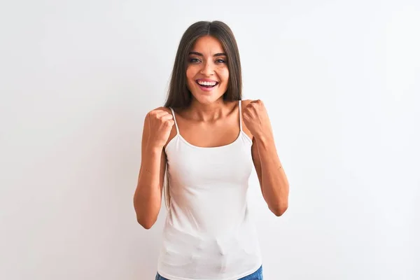 Mujer Hermosa Joven Con Camiseta Casual Pie Sobre Fondo Blanco —  Fotos de Stock