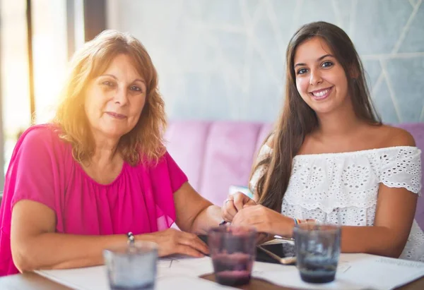 Hermosa Madre Hija Sentadas Restaurante Hablando Sonriendo —  Fotos de Stock