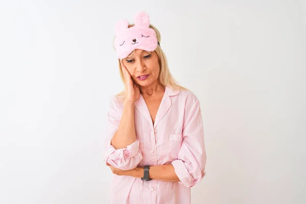 Frau Mittleren Alters Trägt Schlafmaske Und Pyjama Über Isoliertem Weißem — Stockfoto