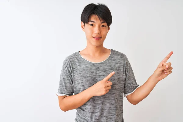 Jovem Chinês Vestindo Camiseta Casual Sobre Fundo Branco Isolado Sorrindo — Fotografia de Stock