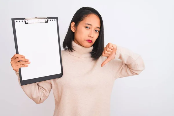 Jonge Chinese Inspecteur Vrouw Houdt Klembord Staande Geïsoleerde Witte Achtergrond — Stockfoto