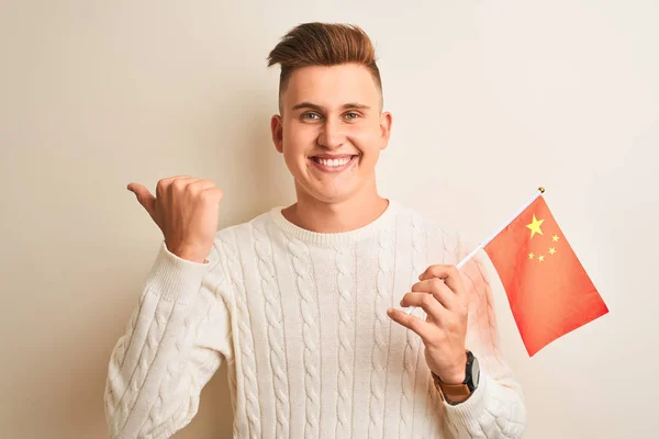 Νεαρός Όμορφος Άνδρας Κρατώντας Κινεζική Σημαία Της Κίνας Πάνω Από — Φωτογραφία Αρχείου