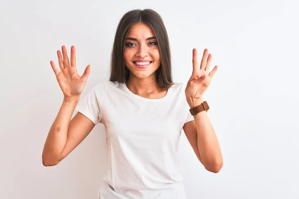 Ung Vacker Kvinna Klädd Casual Shirt Stående Över Isolerad Vit — Stockfoto