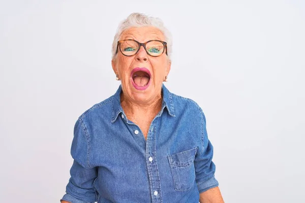 Starsza Siwowłosa Kobieta Dżinsowej Koszuli Okularach Białym Tle Wściekła Wściekła — Zdjęcie stockowe