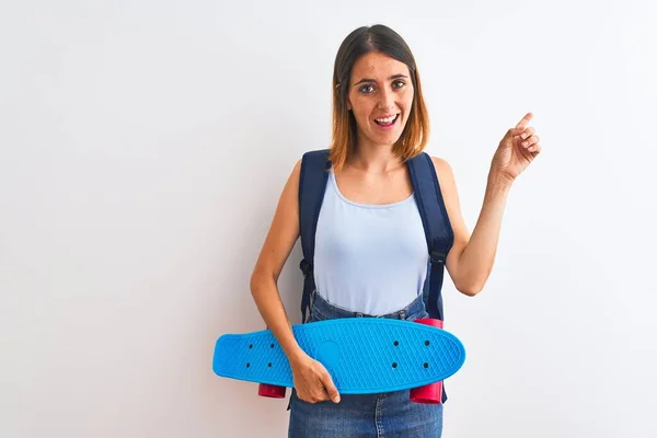 Mulher Estudante Ruiva Bonita Usando Uma Mochila Skate Muito Feliz — Fotografia de Stock