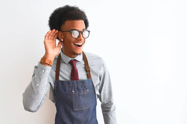 Νεαρός Αφροαμερικάνος Καταστηματάρχης Που Φοράει Γυαλιά Ποδιά Πάνω Απομονωμένο Λευκό — Φωτογραφία Αρχείου