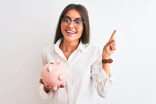 Mooie Zakenvrouw Dragen Bril Houden Spaarvarken Bank Geïsoleerde Witte Achtergrond — Stockfoto