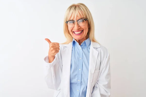 Middelbare Leeftijd Wetenschapper Vrouw Dragen Bril Staan Geïsoleerde Witte Achtergrond — Stockfoto