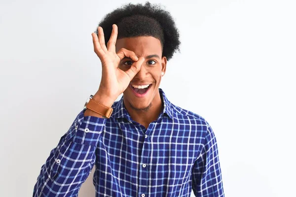셔츠를 손으로 미소를 얼굴로 손가락을 응시하는 아프리카 미국인 — 스톡 사진