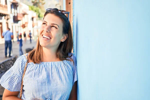 Hermosa Chica Apoyada Pared Azul Joven Mujer Amigable Sonriendo Feliz —  Fotos de Stock