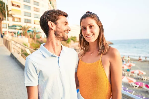 Jovem Casal Bonito Férias Sorrindo Feliz Confiante Com Sorriso Rosto — Fotografia de Stock