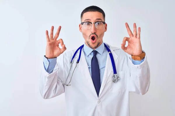 Joven Doctor Hombre Usando Estetoscopio Sobre Fondo Aislado Mirando Sorprendido — Foto de Stock