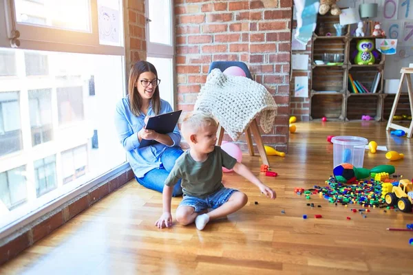 Junge Therapeutin Gespräch Mit Kind Berater Und Verhaltenskorrektur Büro Rund — Stockfoto