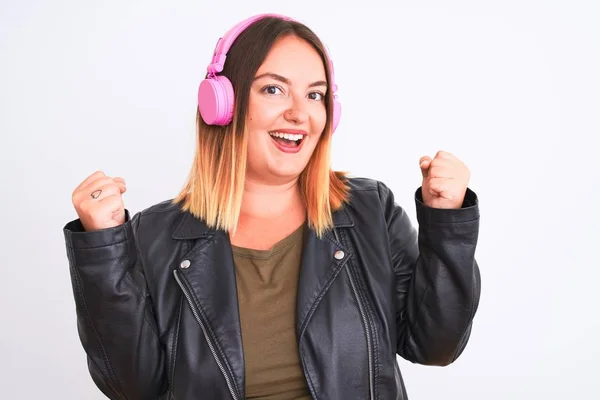 Ung Vacker Kvinna Lyssnar Musik Med Hörlurar Över Isolerad Vit — Stockfoto