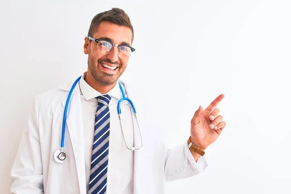 Młody Przystojny Lekarz Noszący Stetoskop Odosobnionym Tle Dużym Uśmiechem Twarzy — Zdjęcie stockowe