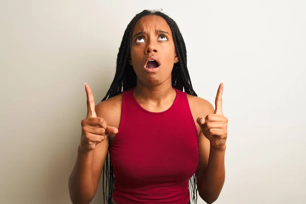 Afrikaans Amerikaanse Vrouw Draagt Rood Casual Shirt Staan Geïsoleerde Witte — Stockfoto