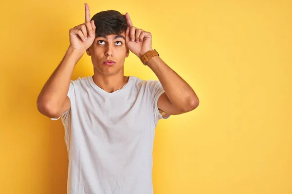 Junger Indischer Mann Weißem Shirt Der Vor Isoliertem Gelben Hintergrund — Stockfoto