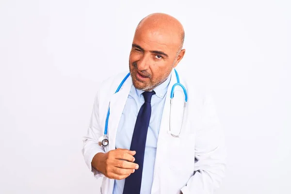 Lekarz Średnim Wieku Nosi Stetoskop Krawat Stojąc Nad Odizolowanym Białym — Zdjęcie stockowe