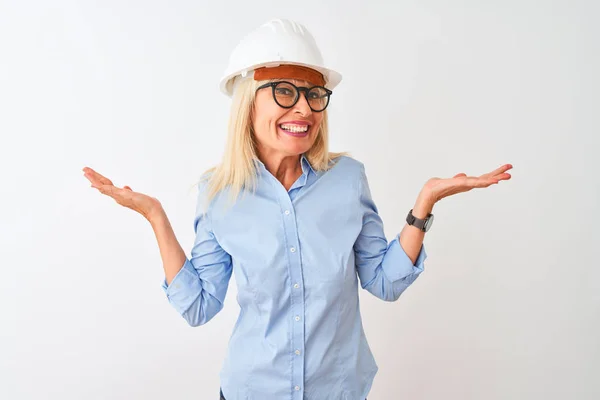 Архитектор Средних Лет Женщина Очках Шлеме Изолированном Белом Фоне Невежественное — стоковое фото