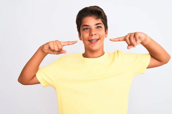 白い孤立した背景の上に立つハンサムな10代の少年は 陽気で 指の歯と口で指して笑っています 歯科衛生の概念 — ストック写真
