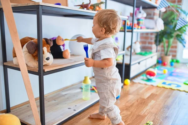 Adorável Criança Loira Brincando Torno Lotes Brinquedos Jardim Infância — Fotografia de Stock