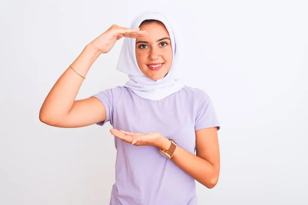 Giovane Bella Ragazza Araba Indossa Hijab Piedi Sopra Isolato Sfondo — Foto Stock