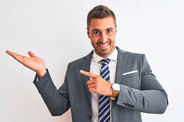 Joven Hombre Negocios Guapo Vistiendo Traje Corbata Sobre Fondo Aislado — Foto de Stock