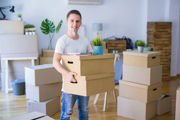 Man Med Lådor Flyttar Till Nytt Hus — Stockfoto