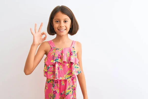 Молодая Красивая Девочка Розовом Цветочном Платье Стоит Изолированном Белом Фоне — стоковое фото
