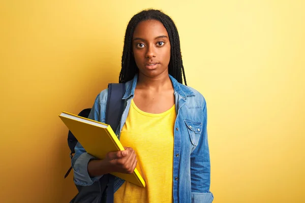 Afroamerikansk Student Kvinna Bär Ryggsäck Och Boka Över Isolerad Gul — Stockfoto