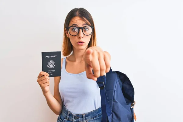 Krásná Zrzka Studentka Batohu Drží Pas Spojených Států Ukazuje Prstem — Stock fotografie