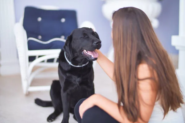Junge Schöne Frau Auf Der Terrasse Spielt Mit Schwarzem Labrador — Stockfoto
