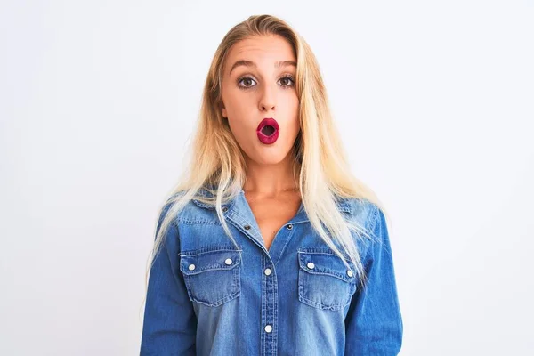 Ung Vacker Kvinna Bär Casual Denim Skjorta Står Över Isolerad — Stockfoto