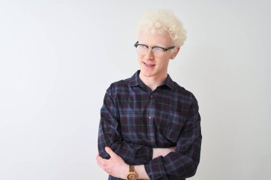 Genç albino sarışın, günlük gömlek ve gözlük takan, izole edilmiş beyaz arka planda mutlu yüzü olan, kollarını kavuşturup kameraya bakan adam. Pozitif kişi.