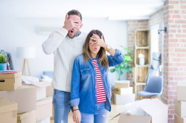Genç ve güzel bir çift yeni evlerinde karton kutuların etrafında dikiliyorlar. Şoka girip yüzlerini ve gözlerini kapatıyorlar. Utanmış bir ifadeyle parmaklarından bakıyorlar..