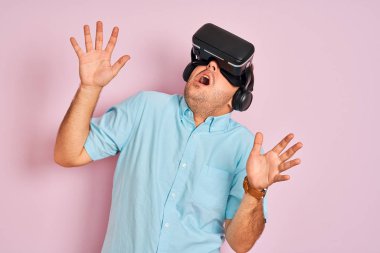 Genç artı boyutu adam gözlük kullanarak sanal gerçeklik oyunu oynuyor
