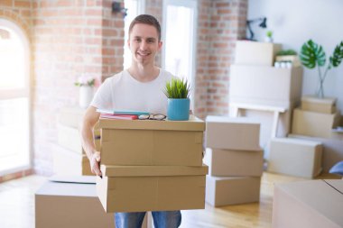 Adam yeni daireye taşınıyor