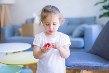 Çilek yiyen güzel yürümeye başlayan çocuk kız