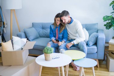 Mutlu genç çift yeni daireye taşınıyor.