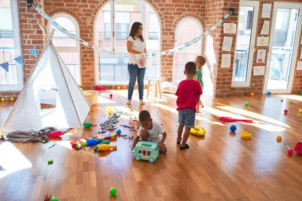 Jonge Mooie Leraar Peuters Spelen Basketbal Rond Veel Speelgoed Kleuterschool — Stockfoto