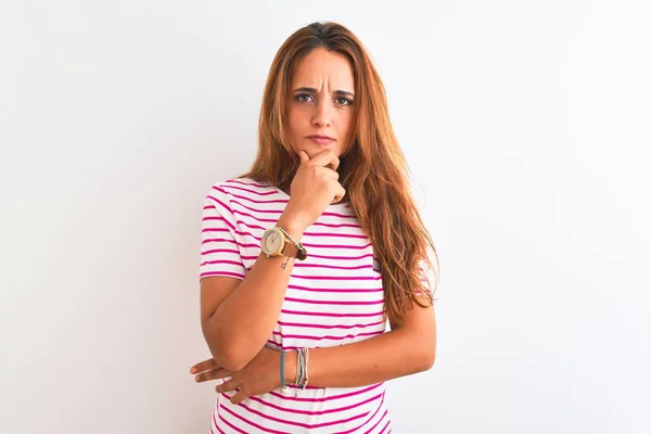 Ung Rödhårig Kvinna Bär Randig Casual Shirt Stuvning Över Vit — Stockfoto