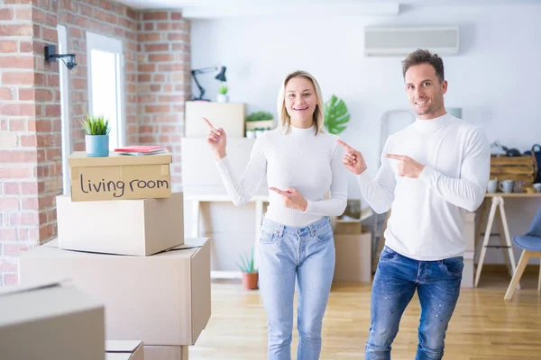 Jong Mooi Paar Staan Nieuw Huis Rond Kartonnen Dozen Glimlachen — Stockfoto