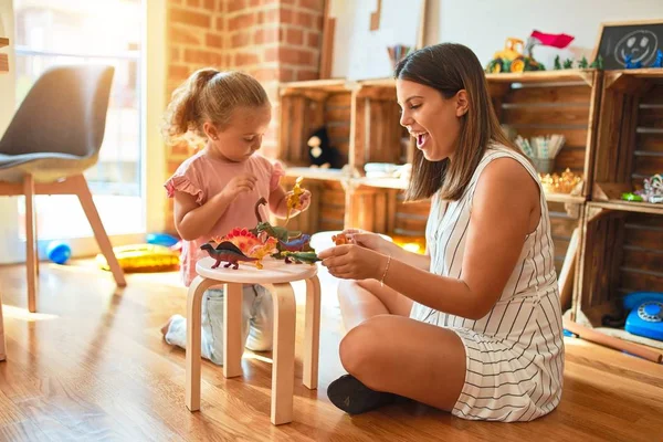 Bella Insegnante Studentessa Bionda Bambina Che Gioca Con Dinosauri All — Foto Stock