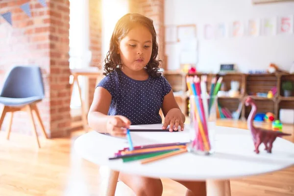 幼稚园漂亮的小女孩用彩色铅笔画可爱的图画 — 图库照片